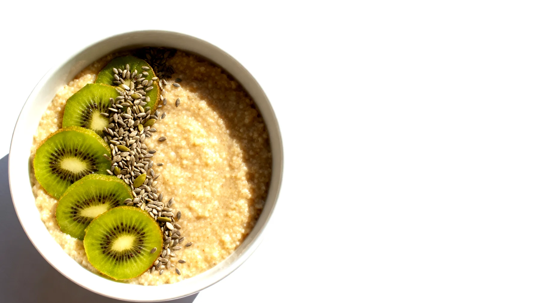 Amaranth-Porridge mit Hanfsamen und Kiwibeeren"