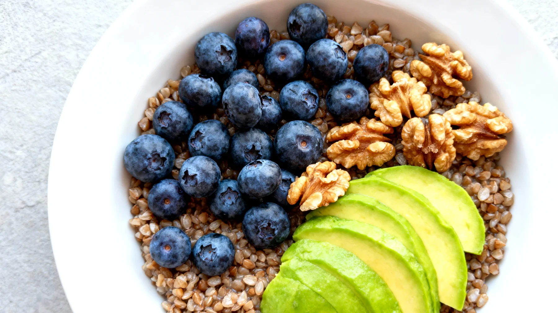 Buchweizen-Bowl mit Walnüssen, Blaubeeren und Avocado"