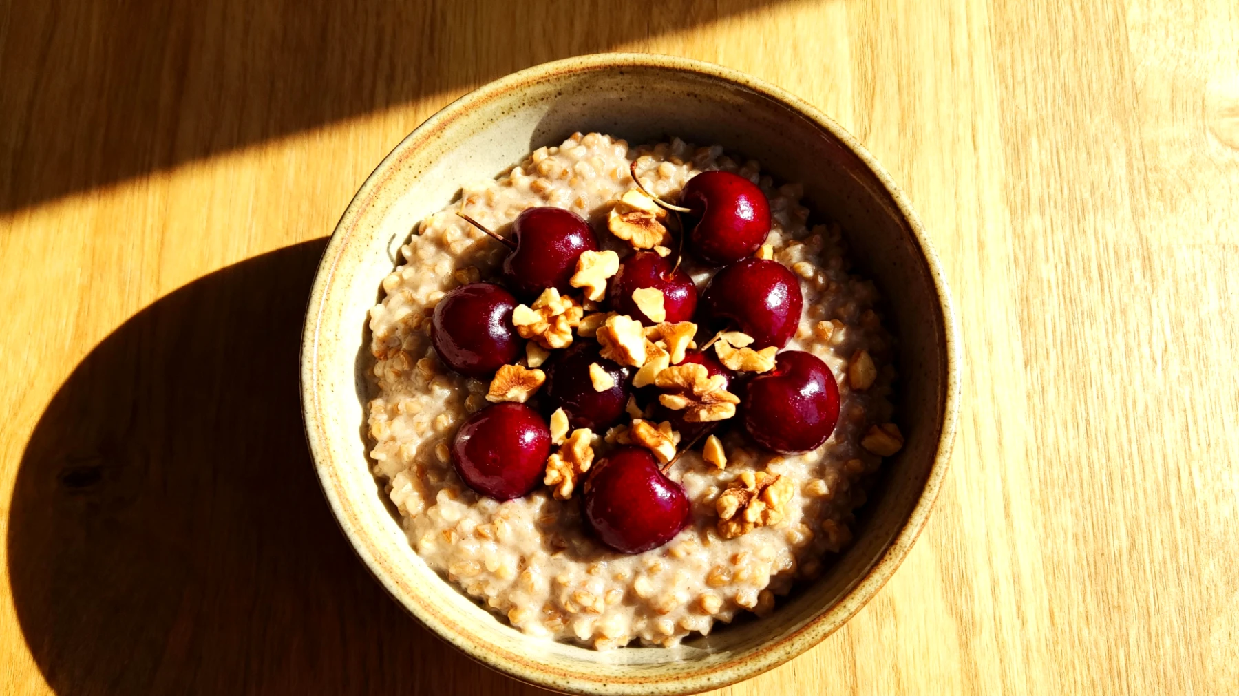 Buchweizen-Porridge mit Sauerkirschen und Walnüssen"