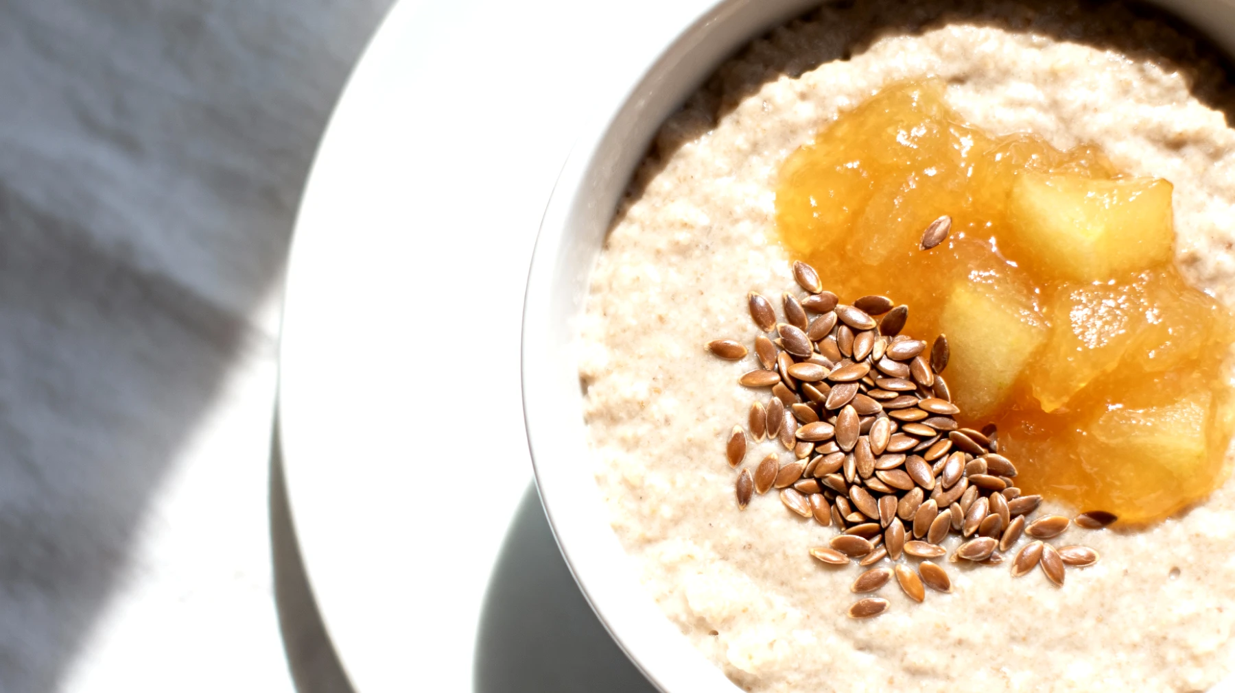 Flohsamenschalen-Pudding mit Apfelmus und Leinsamen"