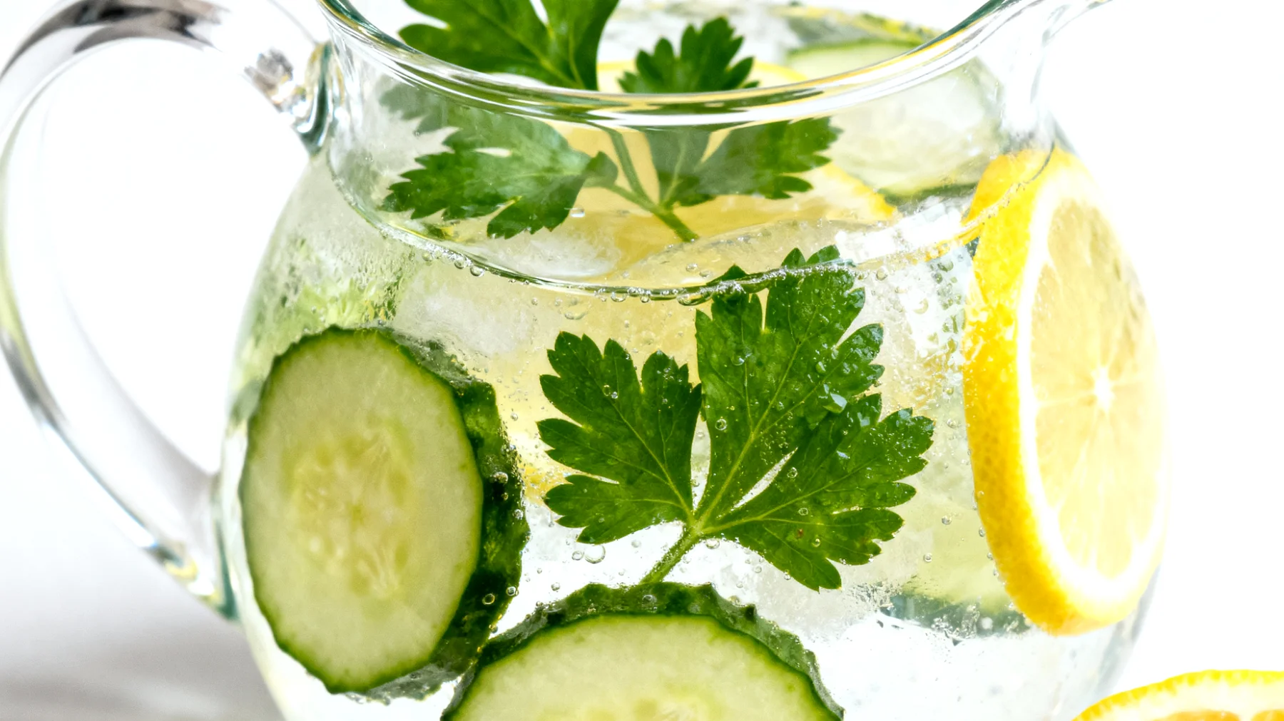 Gurkenwasser mit Petersilie und Zitrone (Infundiertes Detox-Wasser)"