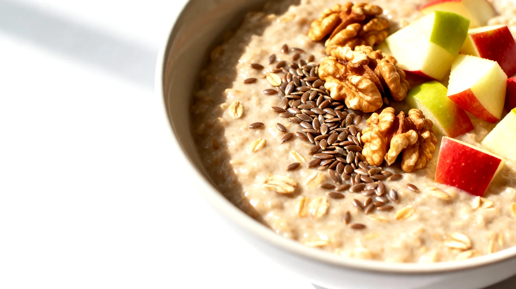Hafer-Porridge mit Leinsamen, Walnüssen und Apfelstücken"