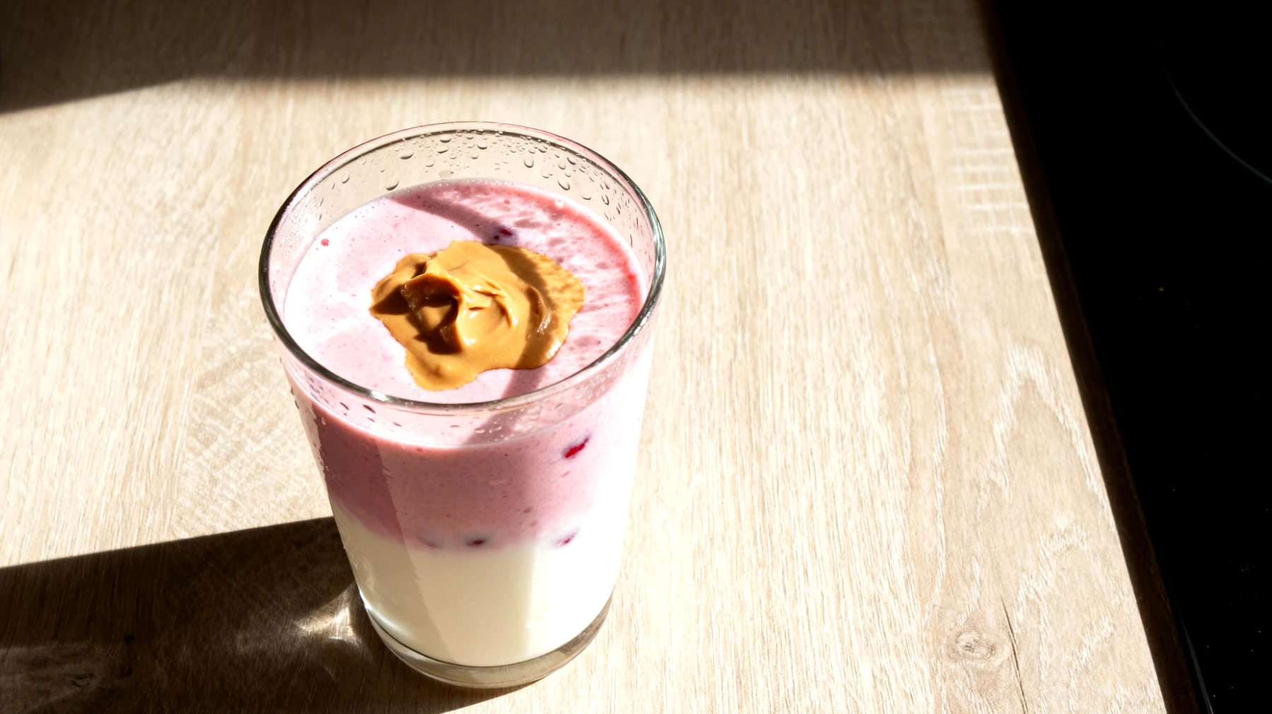 Hafermilch mit Sauerkirschsaft und Mandelmus"