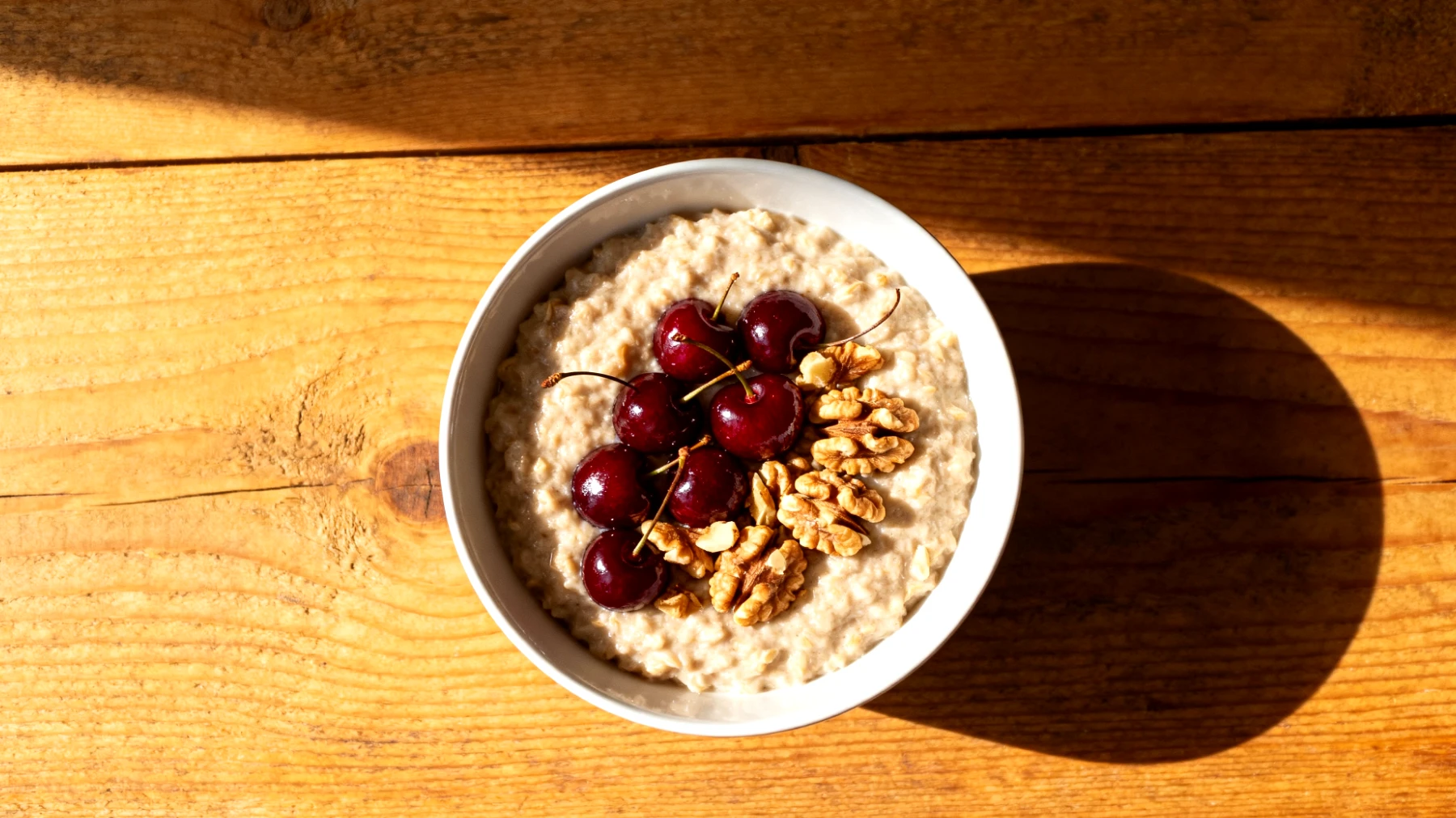 Haferporridge mit Sauerkirschen und Walnüssen"