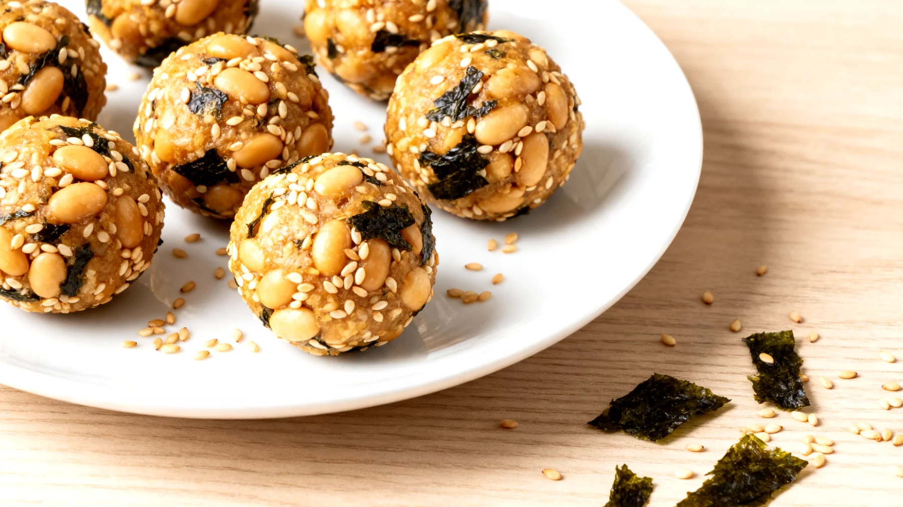 Lupinenbohnen-Energiebällchen mit Sesam und getrockneten Algen"