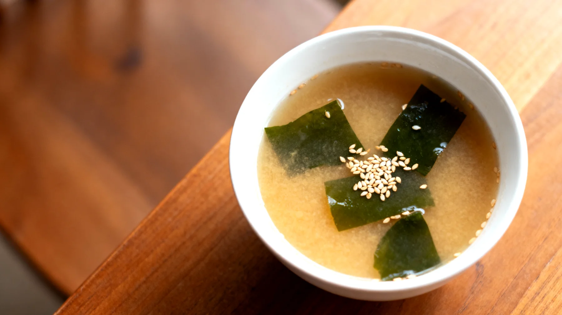 Miso-Kugeln mit Wakame-Algen und Sesam"
