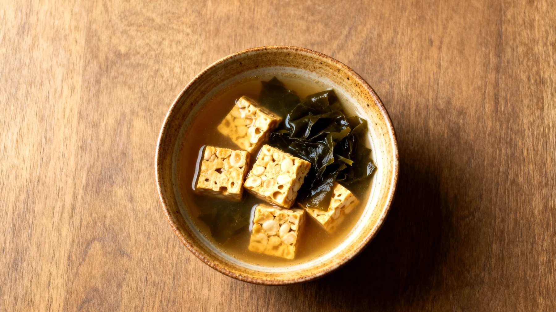 Miso-Suppe mit Tempeh und Wakame-Algen"