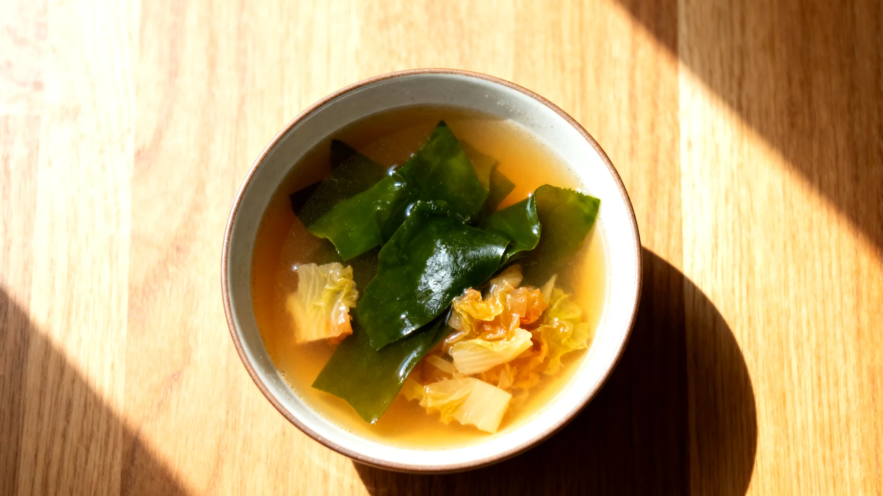 Miso-Suppe mit Wakame-Algen und fermentiertem Gemüse"
