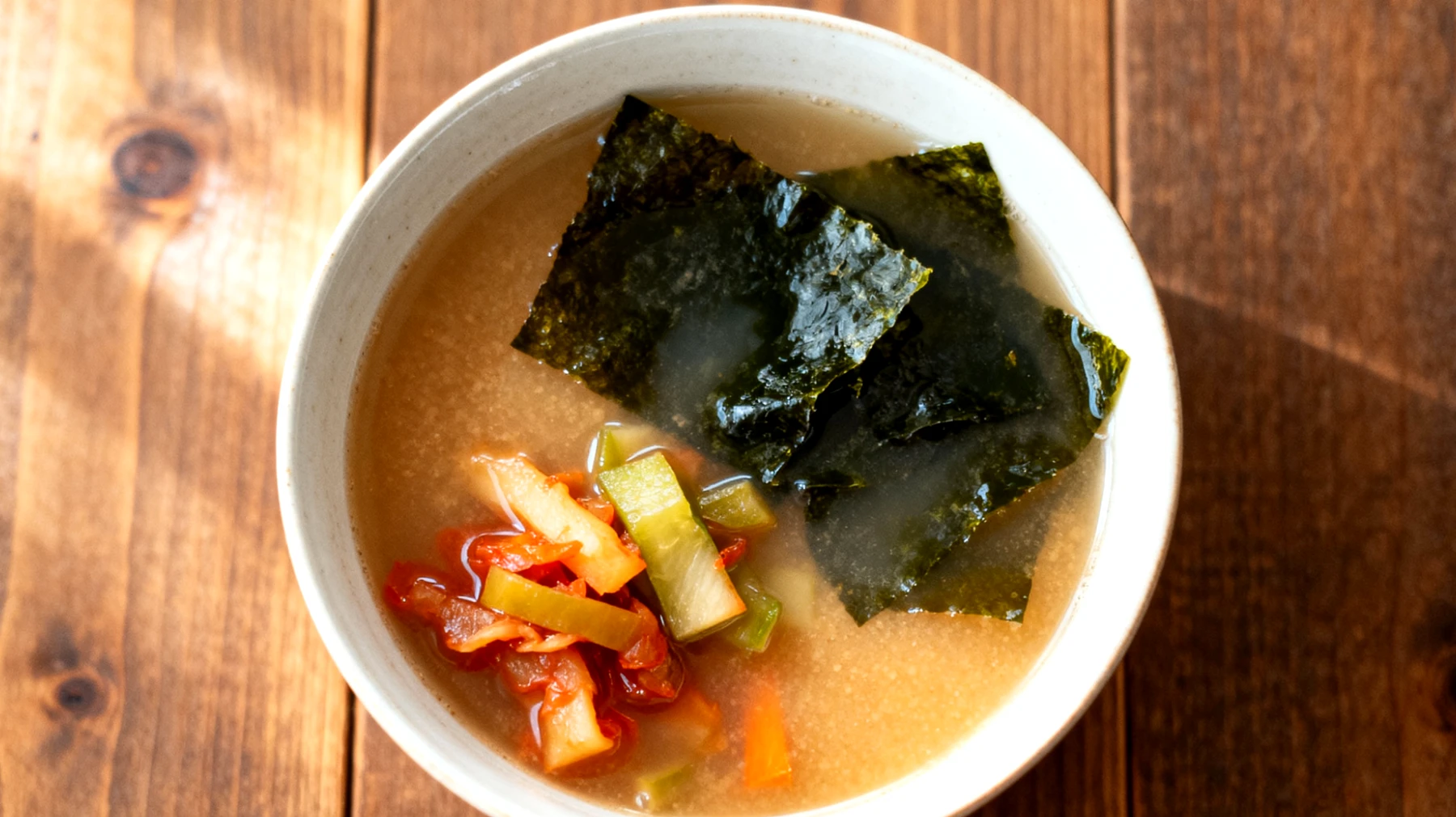 Miso-Suppe mit Wakame-Algen und fermentiertem Gemüse"