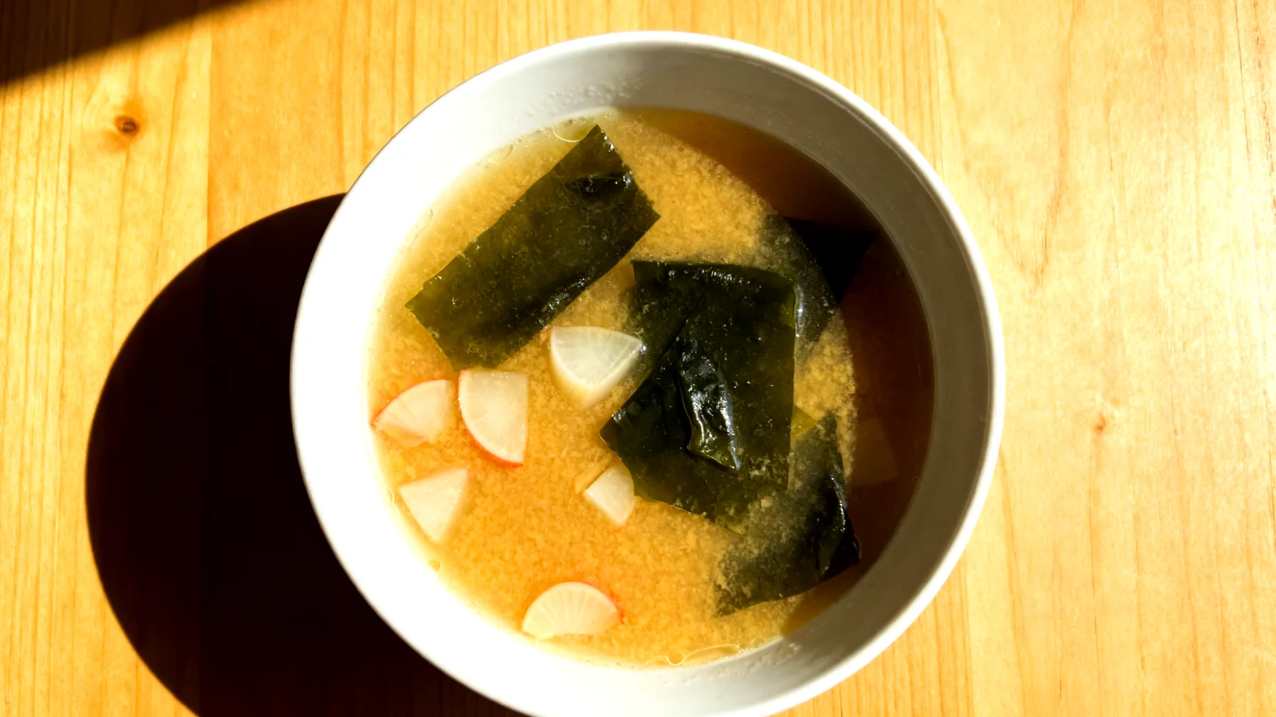 Miso-Suppe mit Wakame-Algen und fermentierten Rüben"