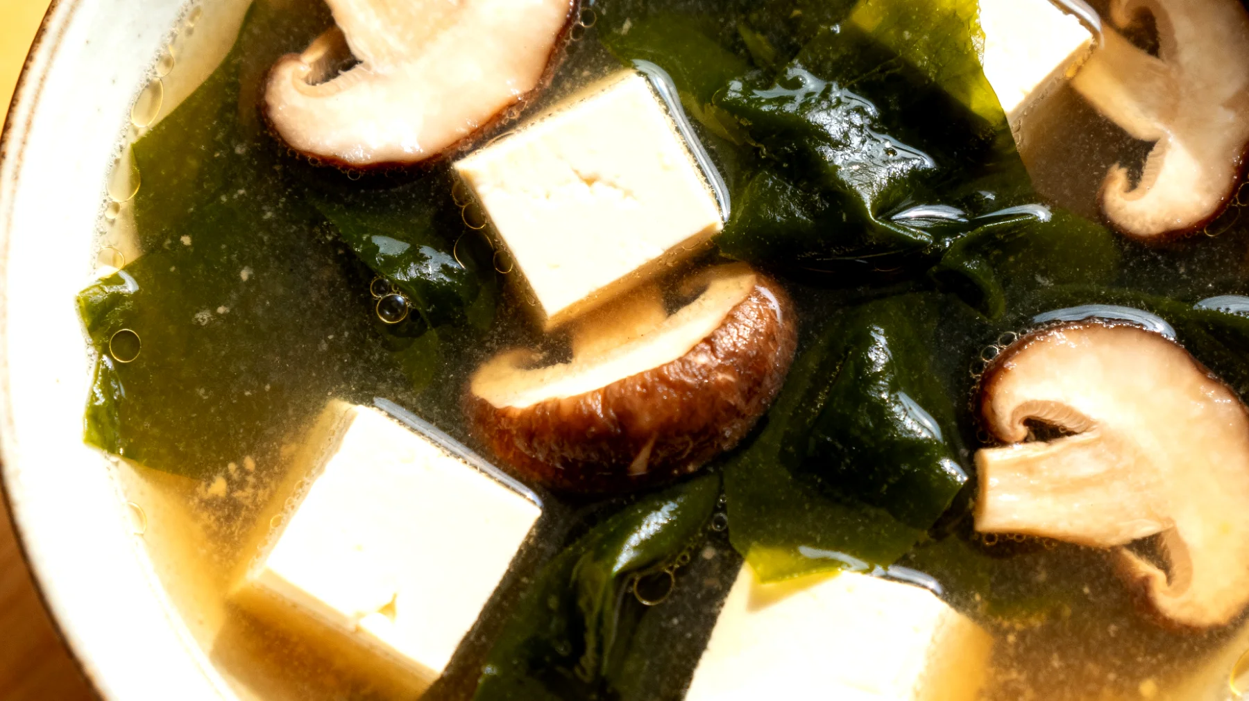 Miso-Suppe mit Wakame-Algen, Seidentofu und Shiitake-Pilzen"
