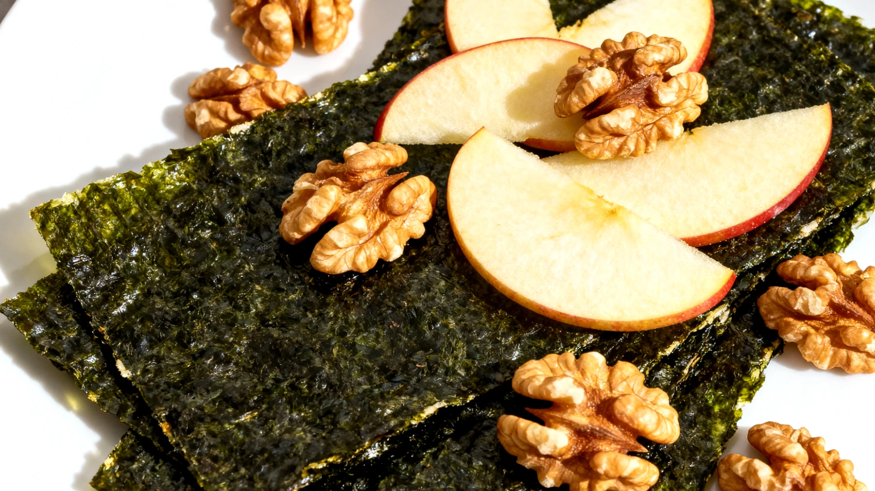 Nori-Algenblätter mit Walnüssen und Apfelscheiben"