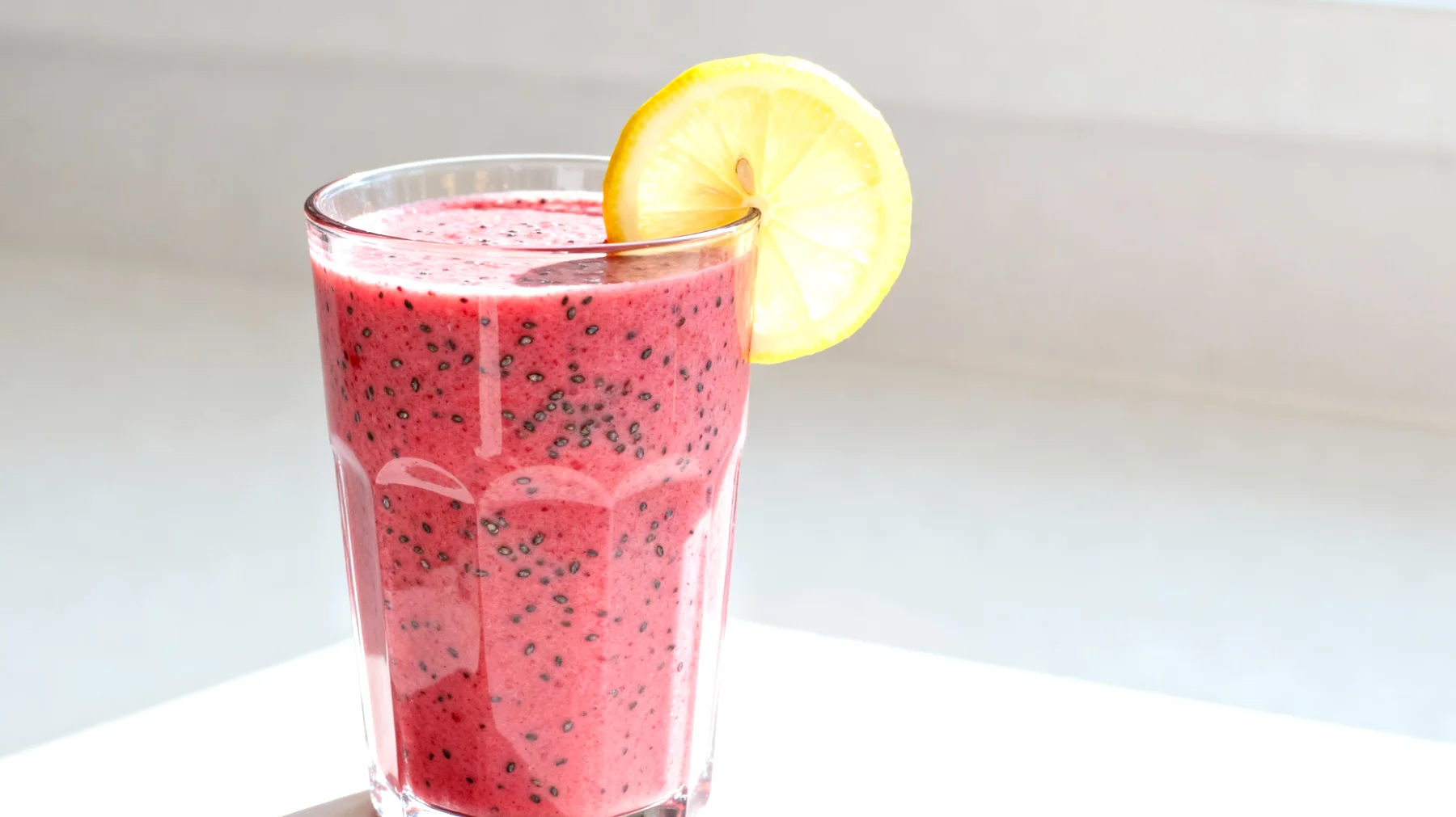 Rote-Bete-Ingwer-Smoothie mit Chiasamen und Zitrone"