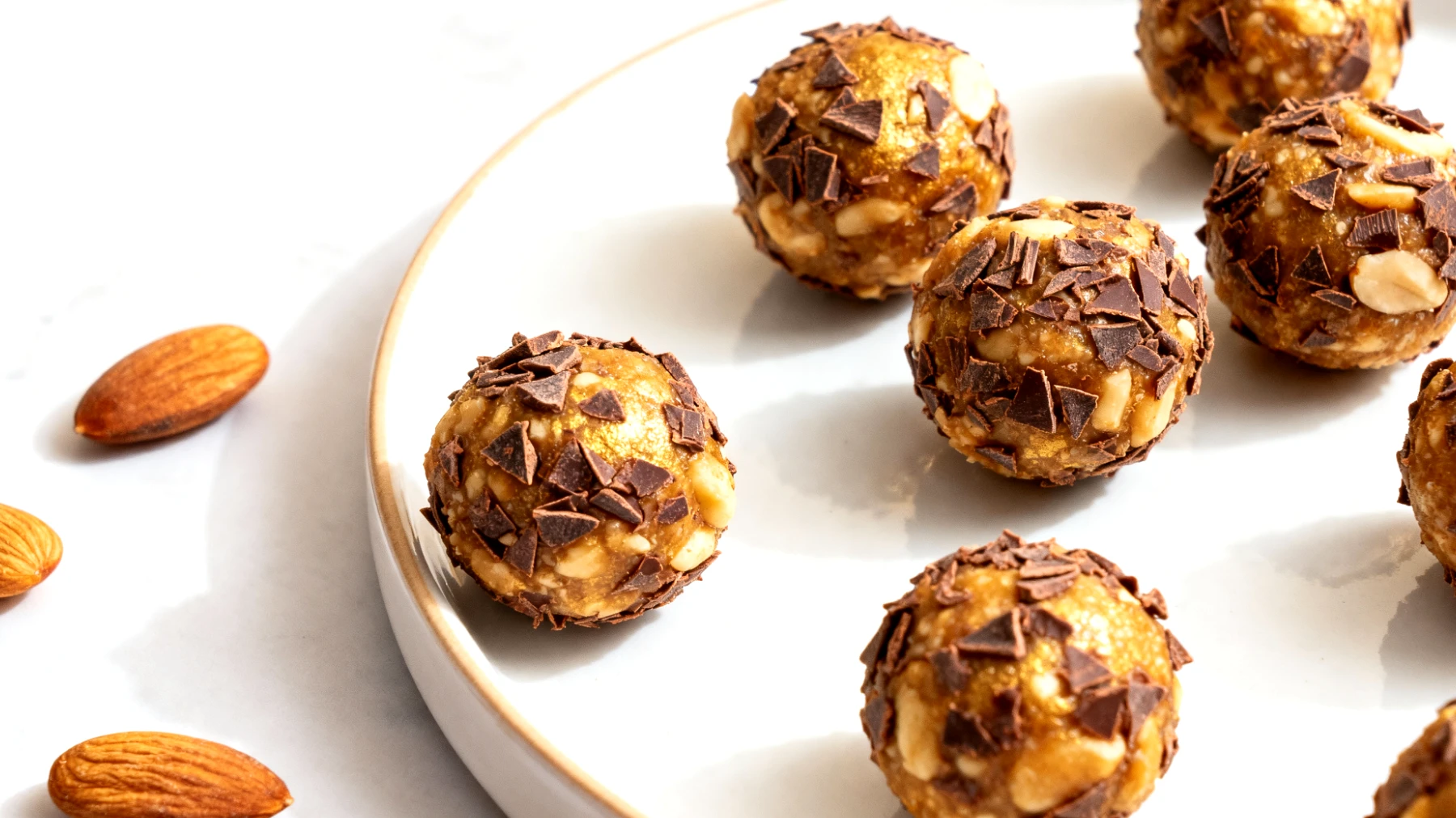 Tigernuss-Mandel-Bällchen mit Kakao-Nibs (Chufas-Energiehappen)"