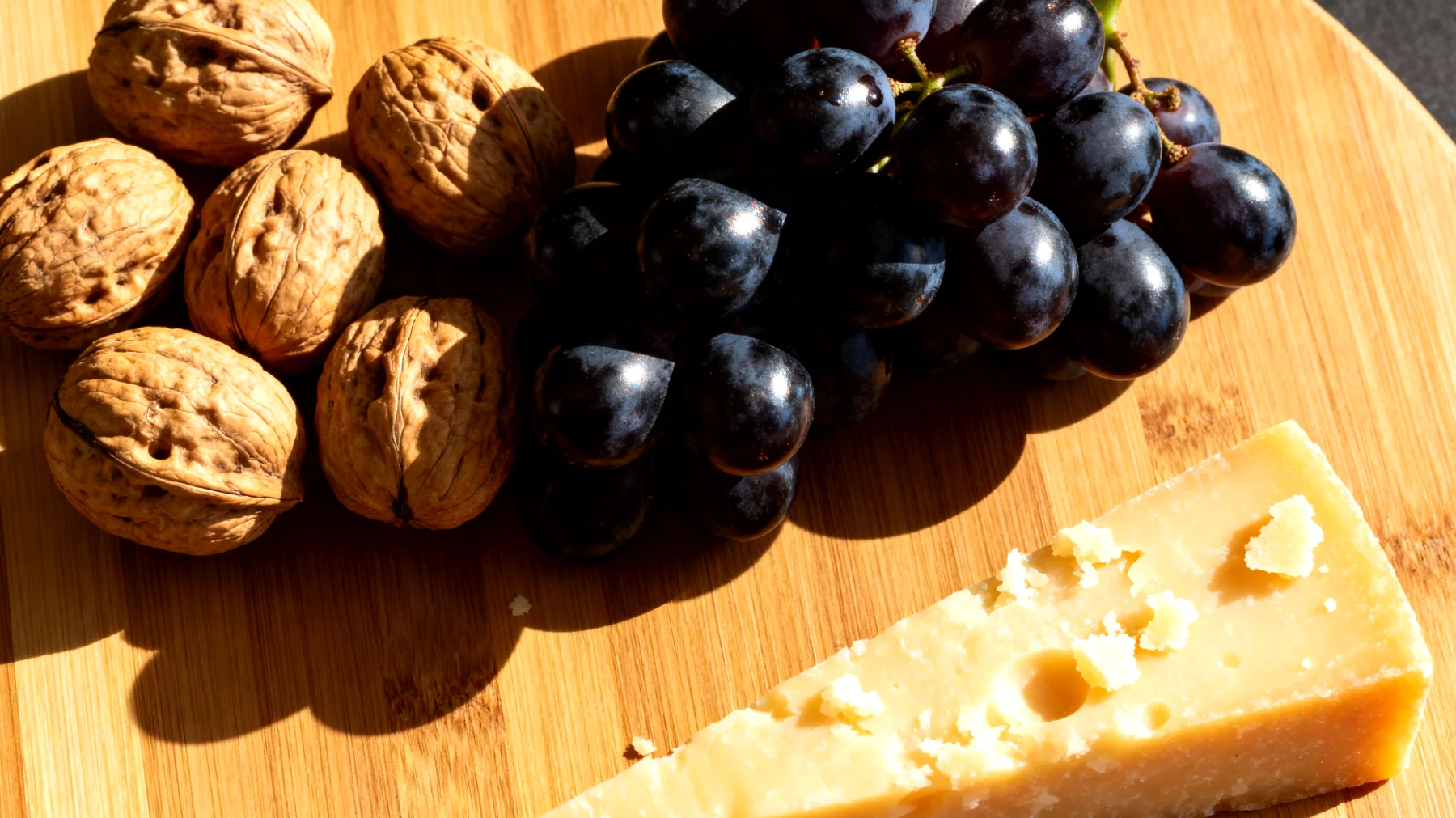 Walnüsse mit dunklen Trauben und einem Stück Parmigiano Reggiano (36 Monate gereift)"