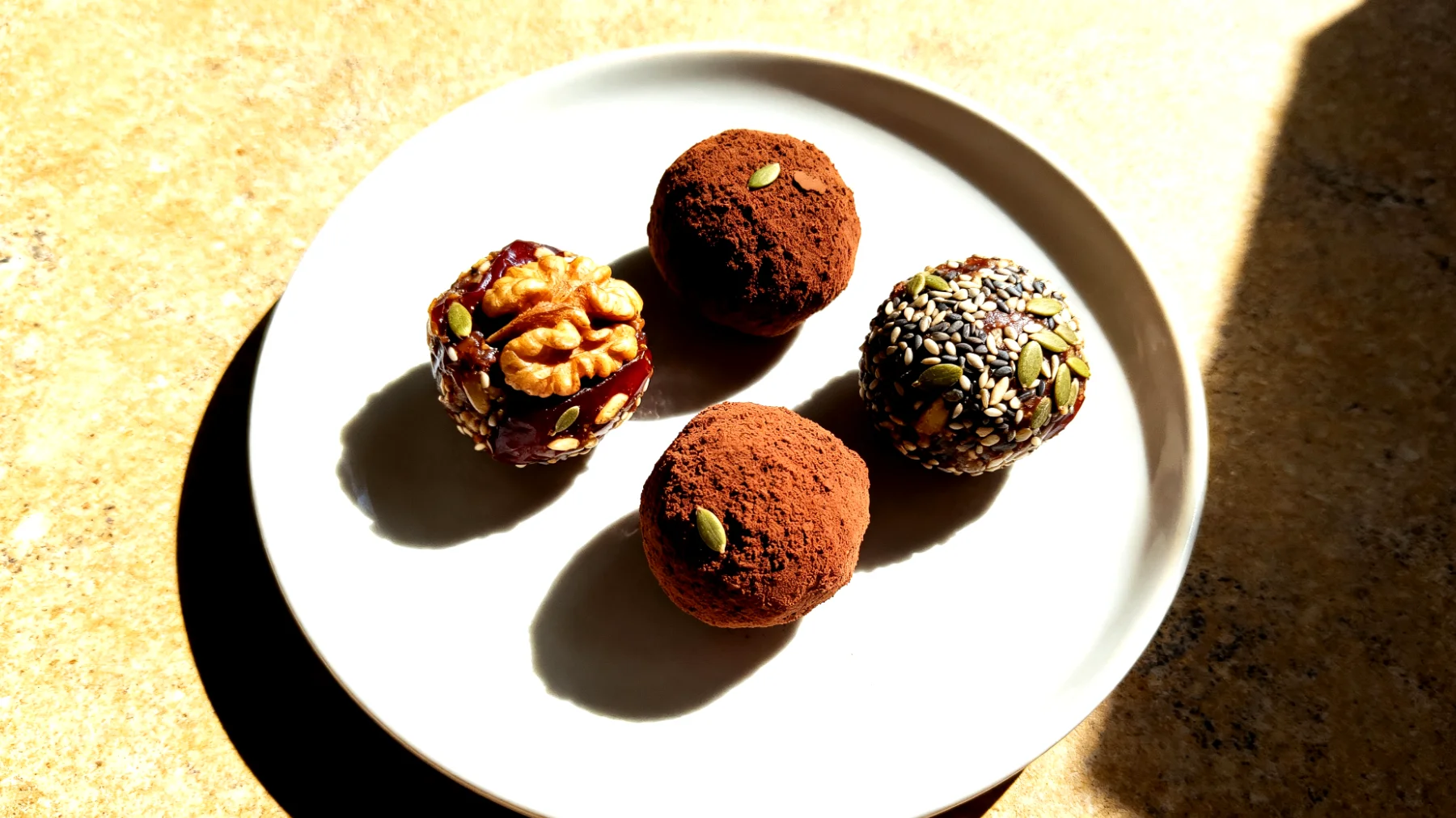 Walnuss-Dattel-Energiebällchen mit Kakao und Hanfsamen"