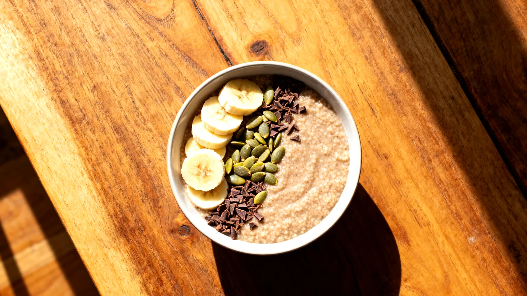 Amaranth-Bananen-Porridge mit Kürbiskernen und Kakao-Nibs"