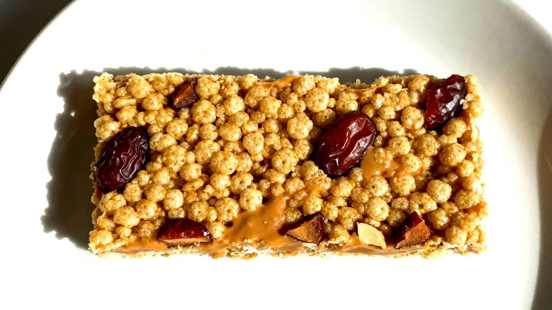 Amaranth-Puffreis-Riegel mit Mandelbutter und Datteln"