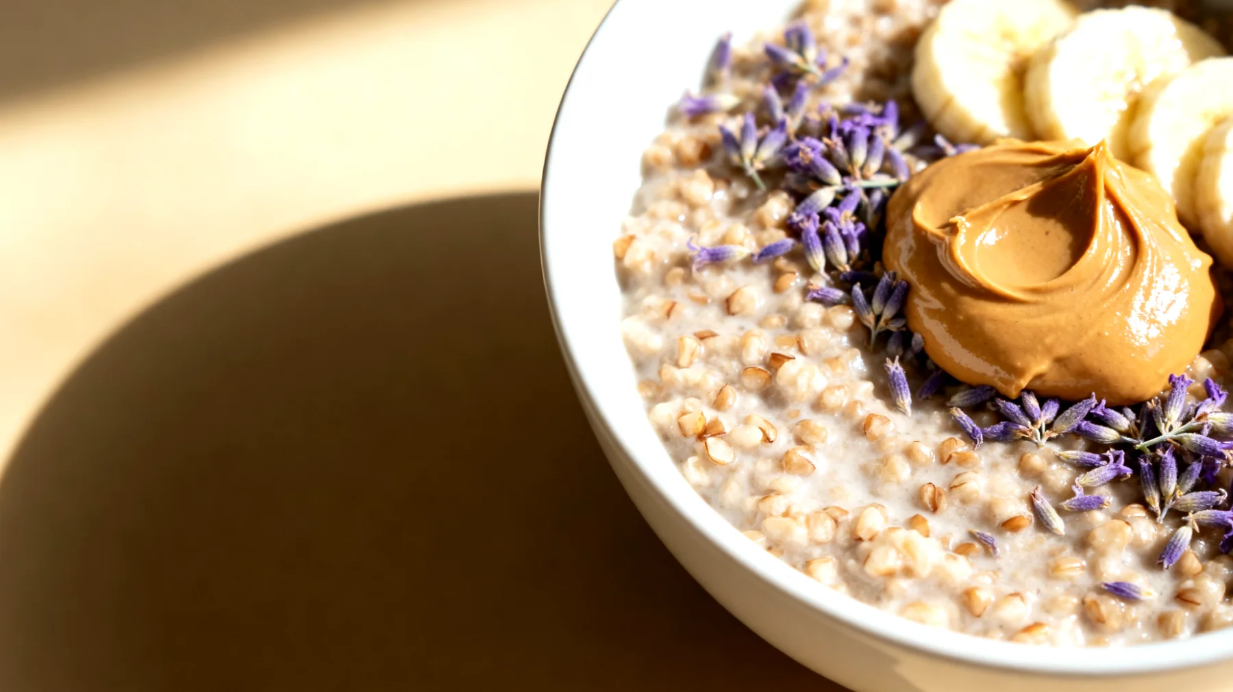 Buchweizen-Bananen-Porridge mit Mandelmus und Lavendelblüten"
