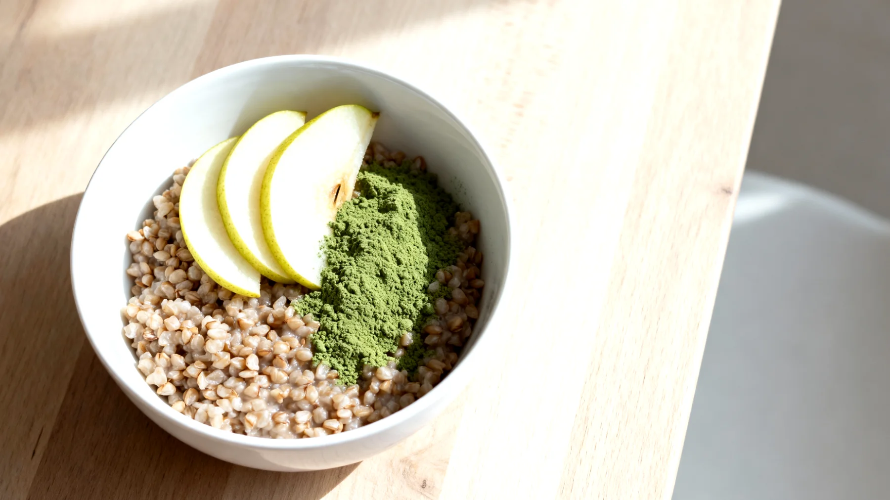 Buchweizen-Porridge mit Chlorella und Birne"