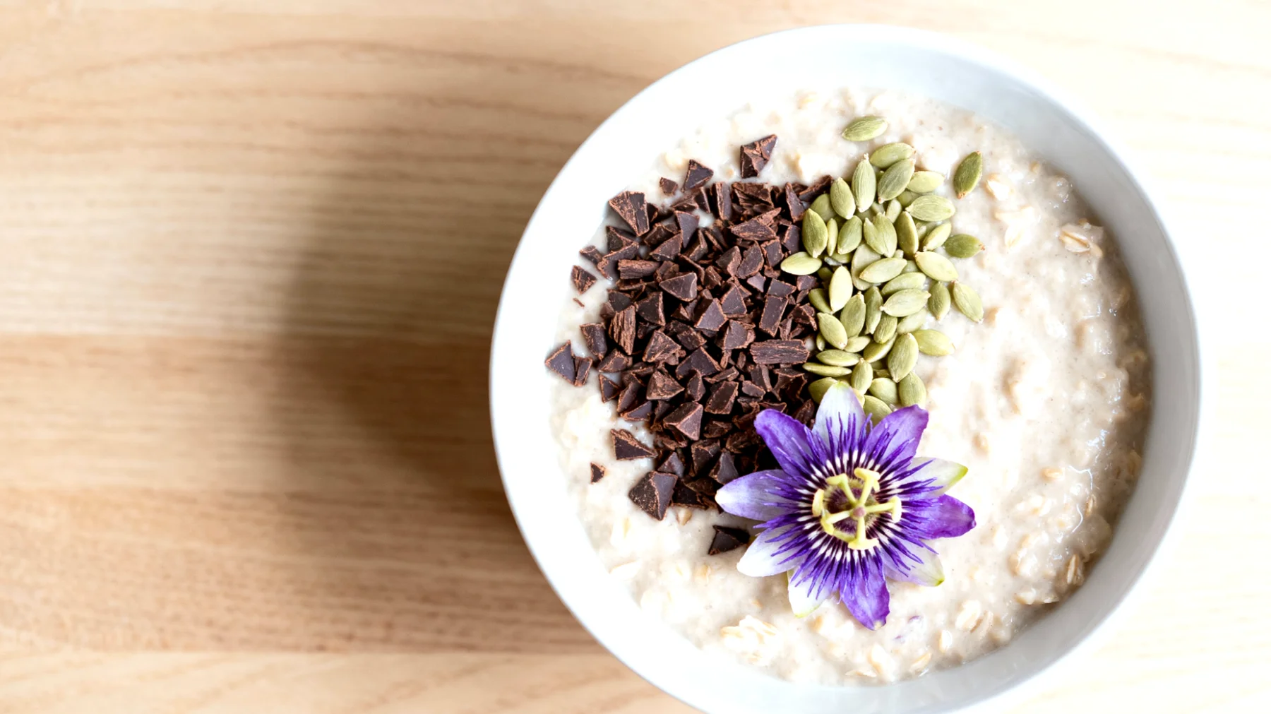 Hafer-Porridge mit Kakao-Nibs, Hanfsamen und Passionsblume"