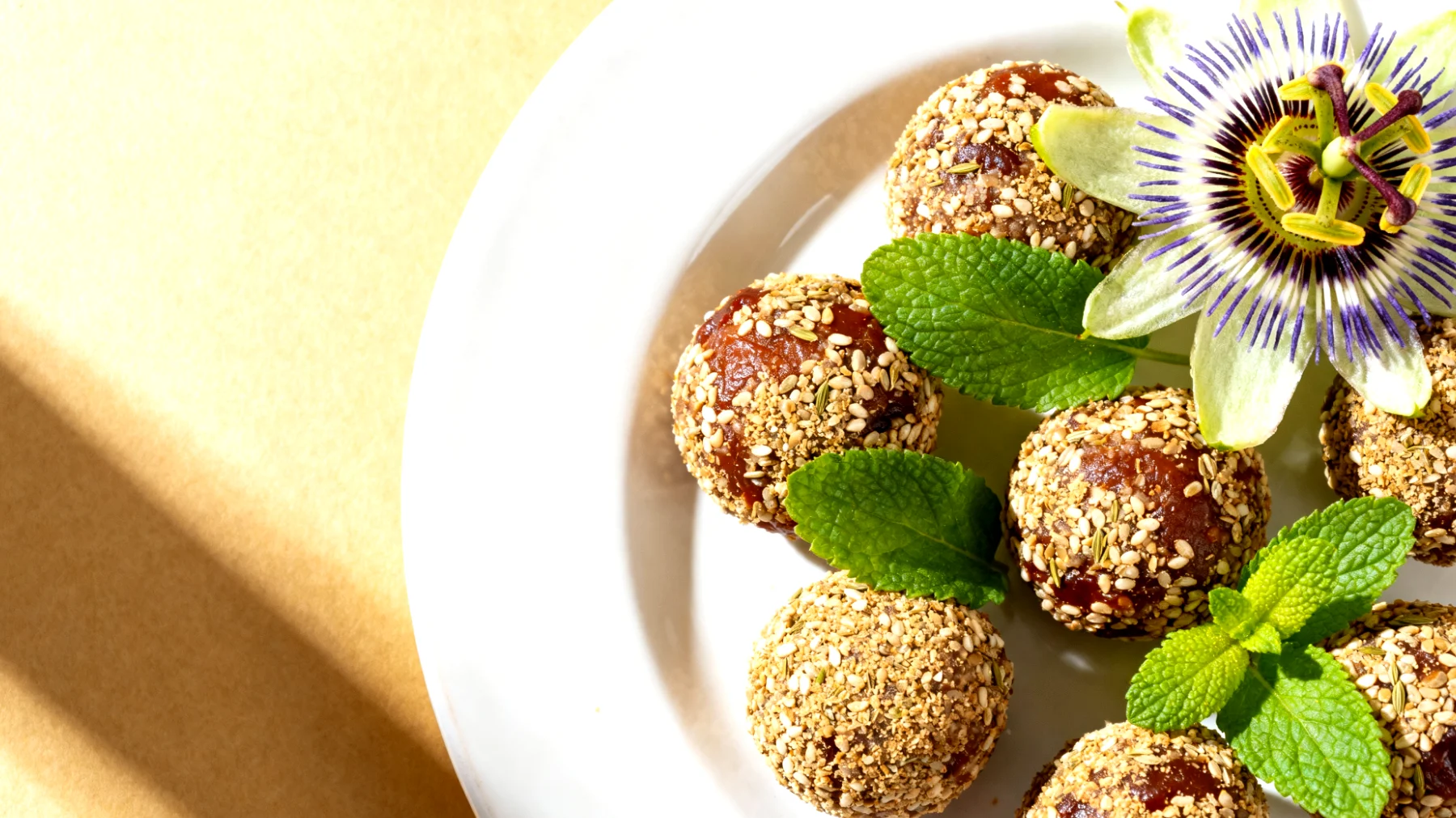 Hanfsamen-Dattel-Bällchen mit Passionsblume und Zitronenmelisse"