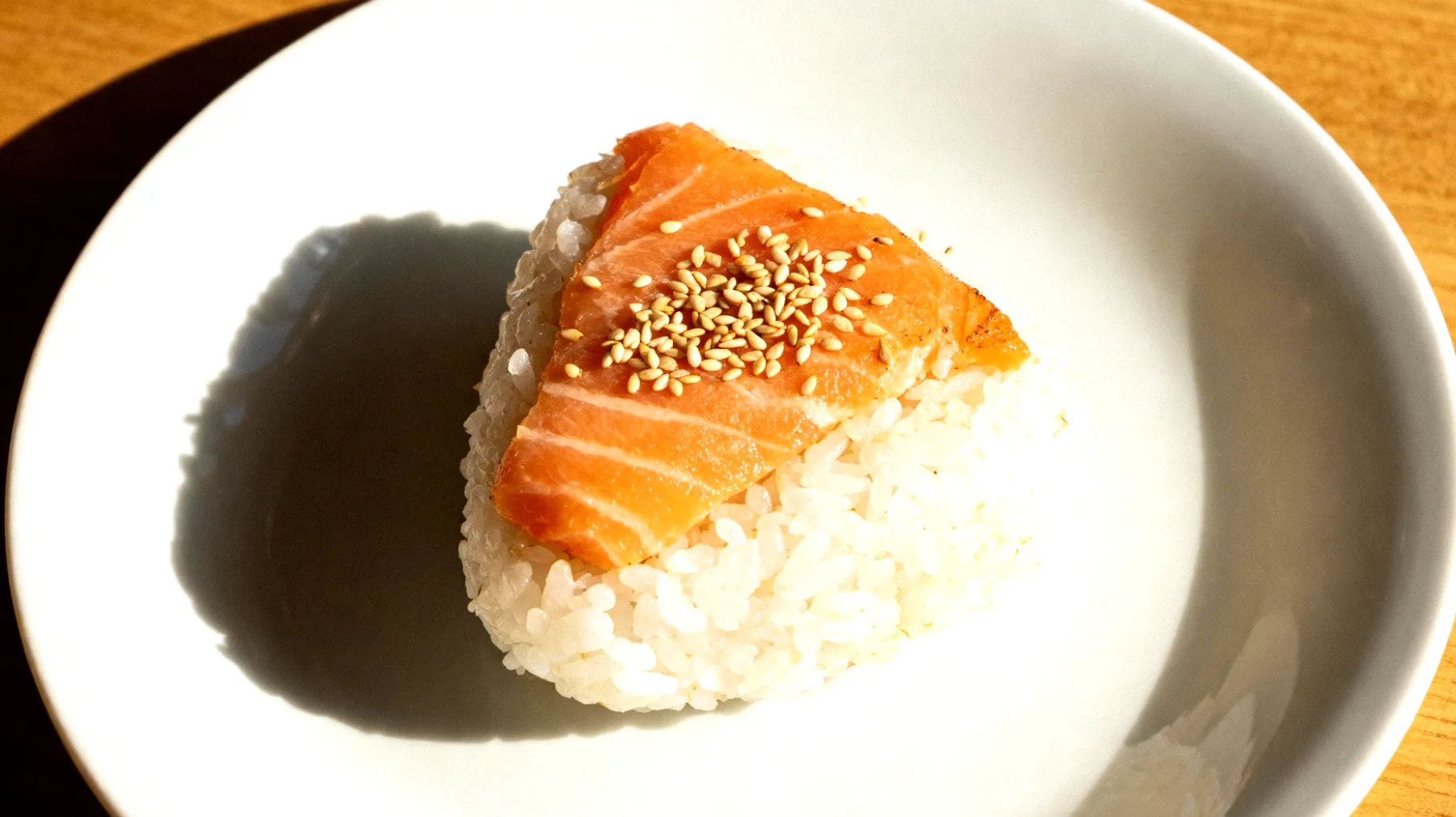 Japanisches Onigiri mit Lachs und Sesam"
