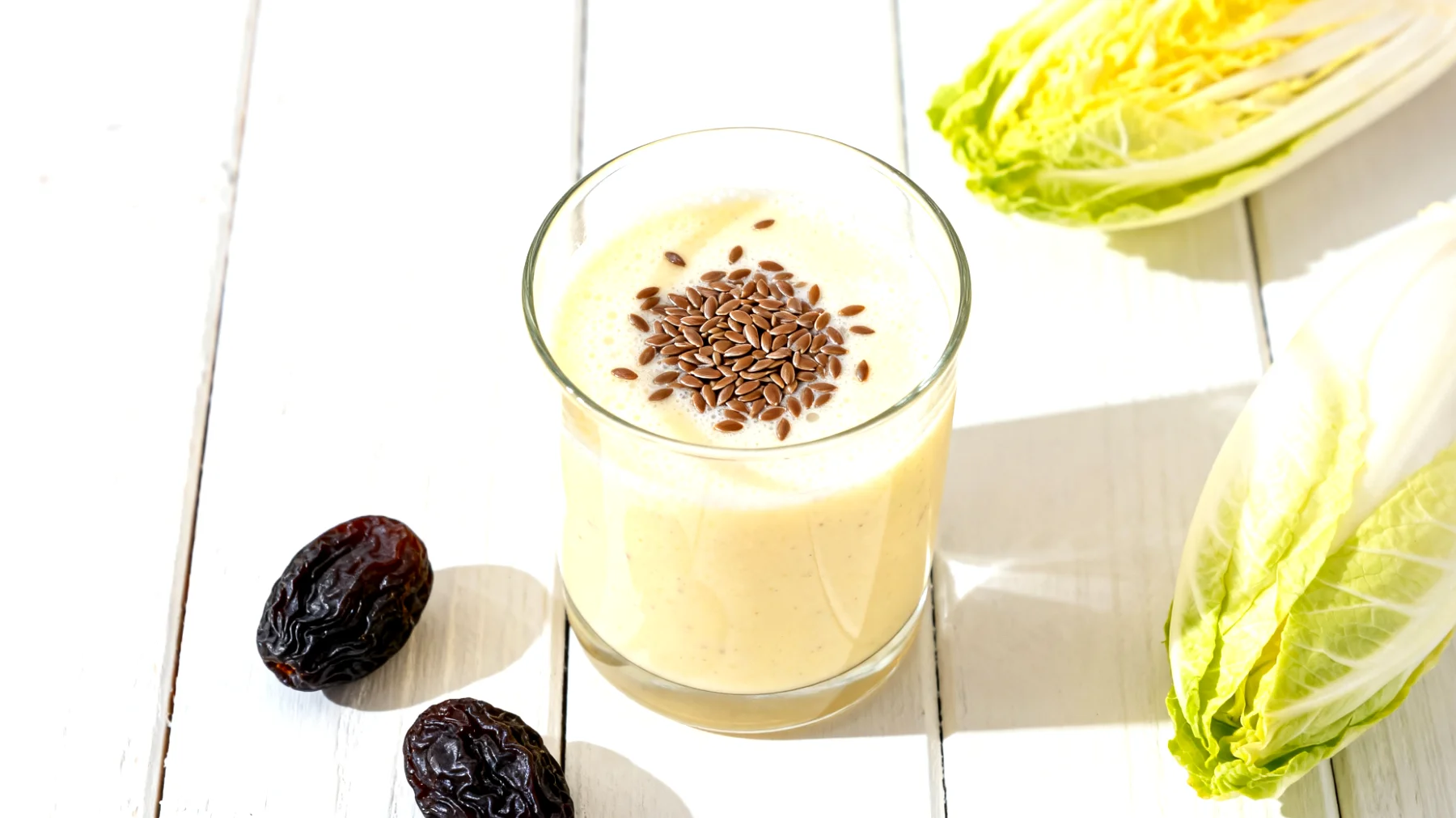 Kefir-Smoothie mit Leinsamen, Pflaumen und Chicorée"