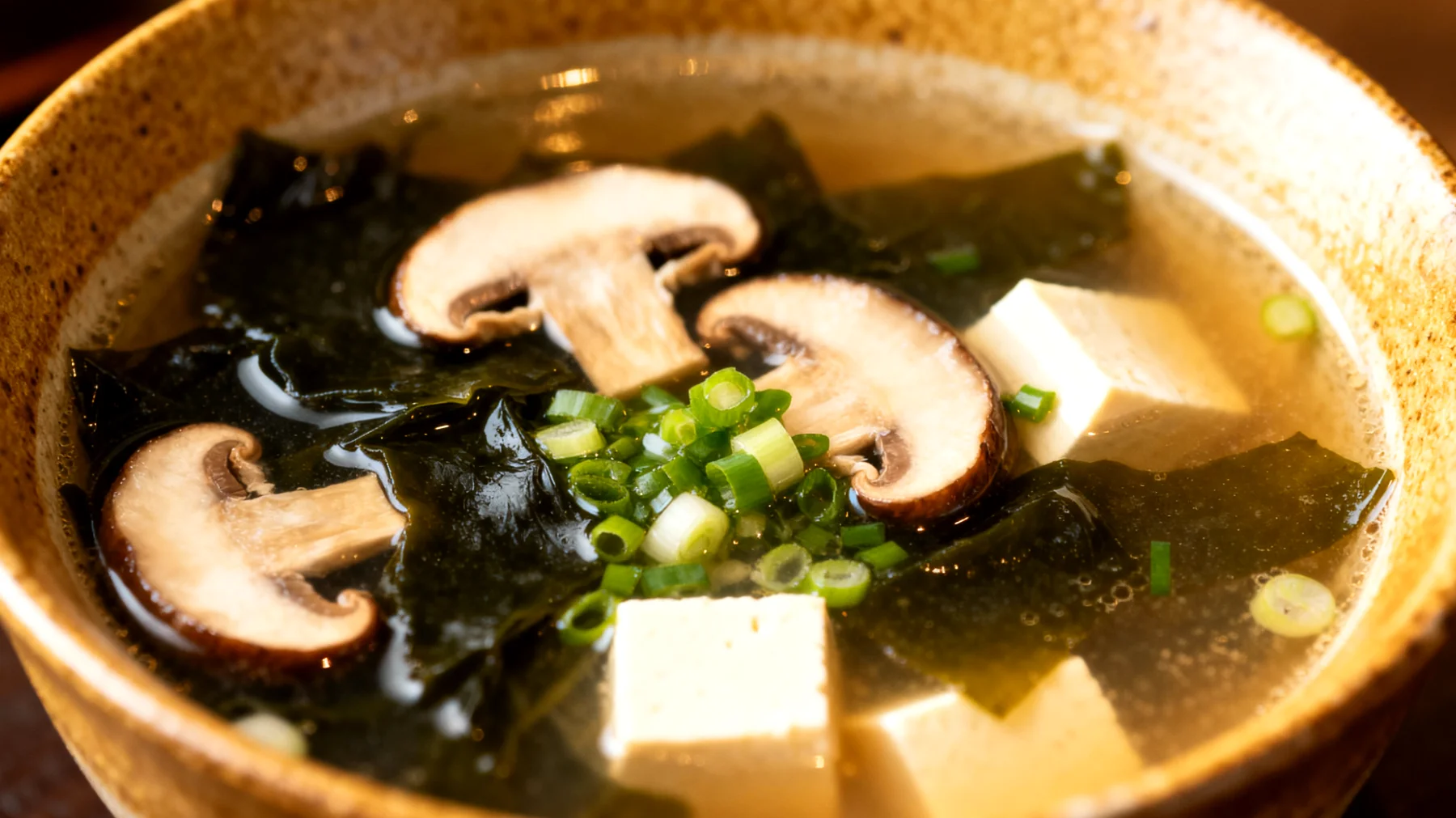 Miso-Suppe mit Wakame-Algen und Shiitake-Pilzen"