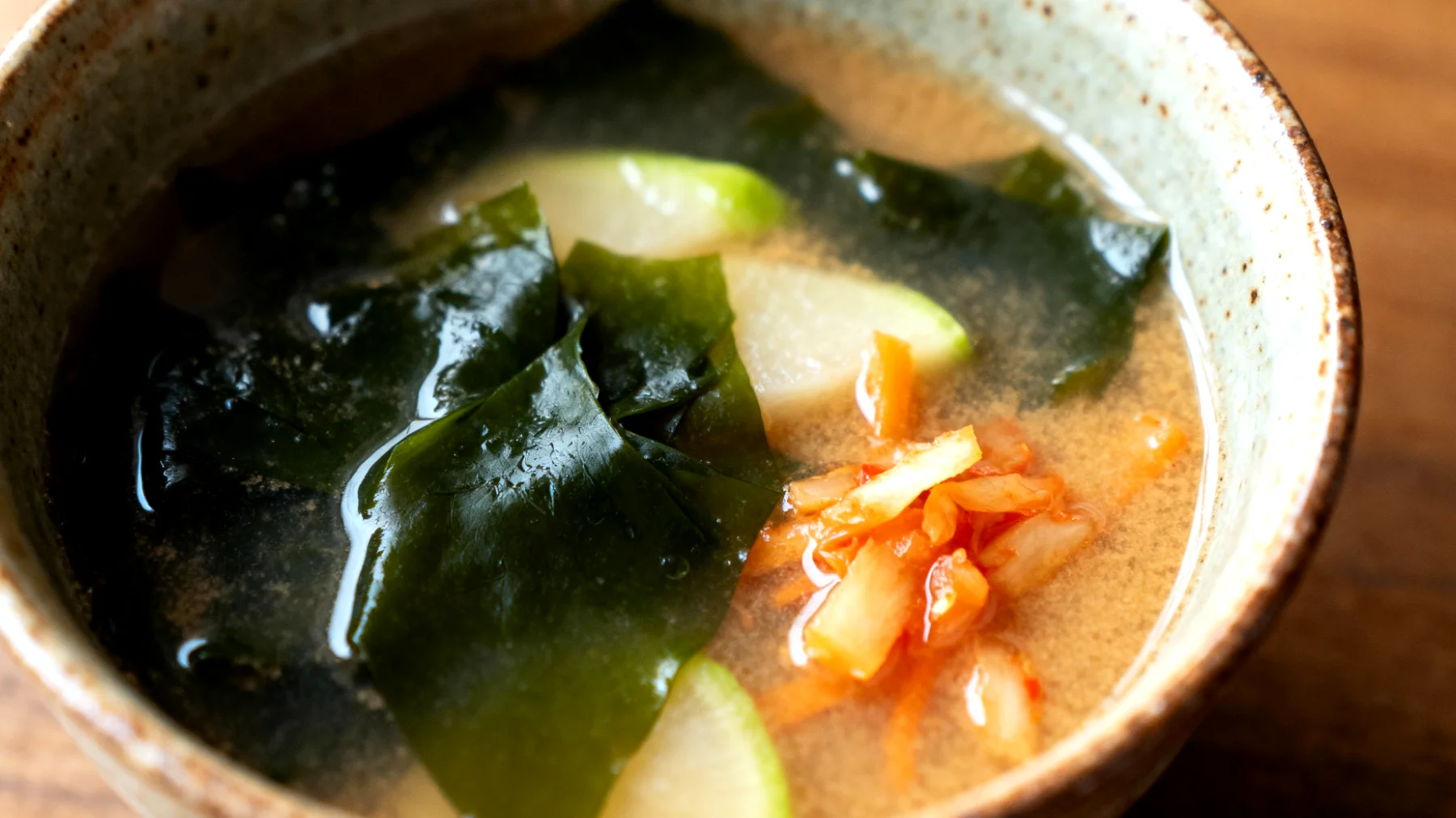 Miso-Suppe mit Wakame-Algen und fermentiertem Gemüse"
