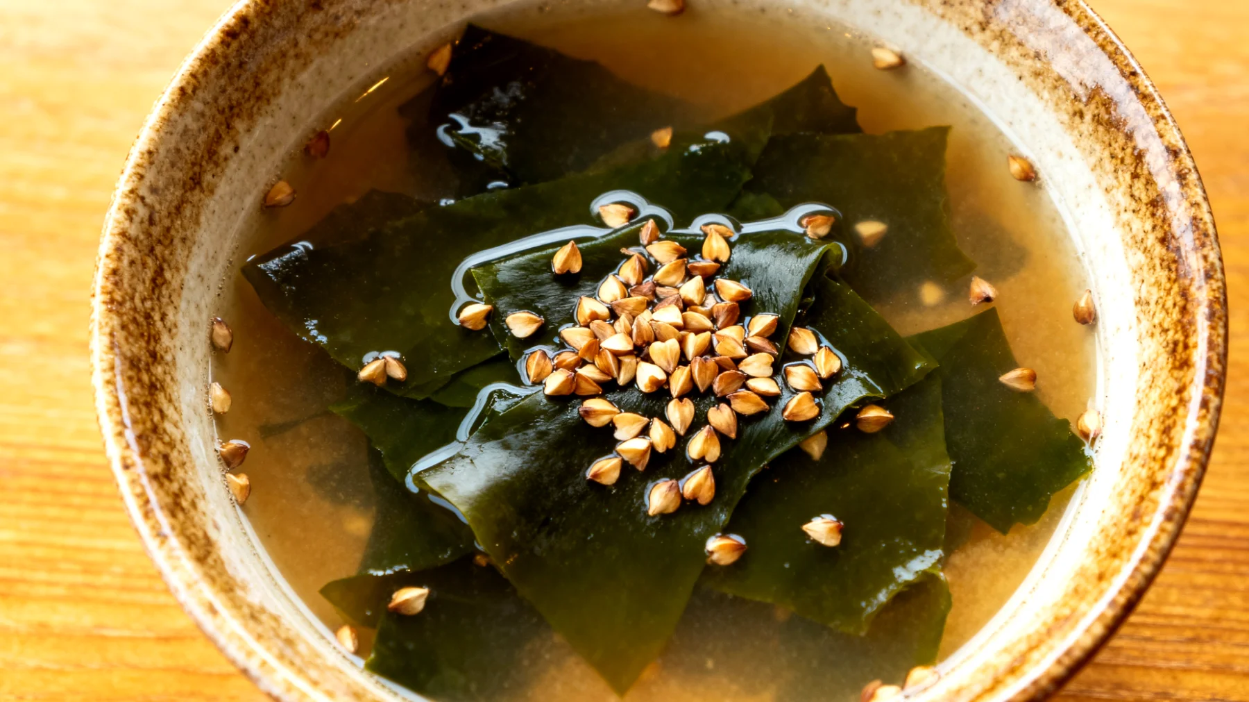 Miso-Suppe mit Wakame-Algen und geröstetem Buchweizen (Kasha)"