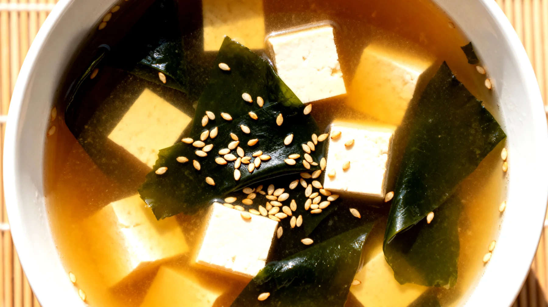 Miso-Suppe mit Wakame-Algen, Tofu und Sesam"